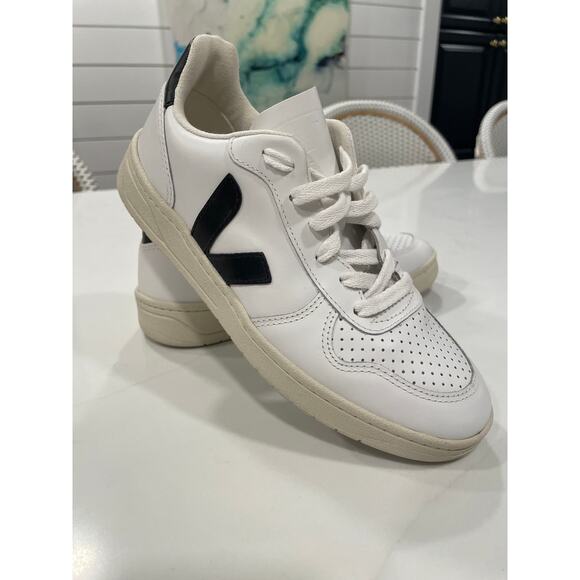 BNWOT VEJA V10 Leather Sneakers - US Women’s Size 5 - Extra White/Black - Picture 1 of 8